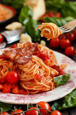 Spagetti alla amatriciana ahşap bir masa üzerinde Kapat