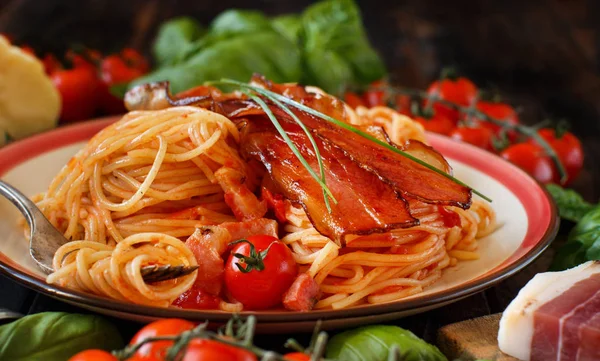 Spaghetti Alla Amatriciana Een Houten Tafel Close — Stockfoto