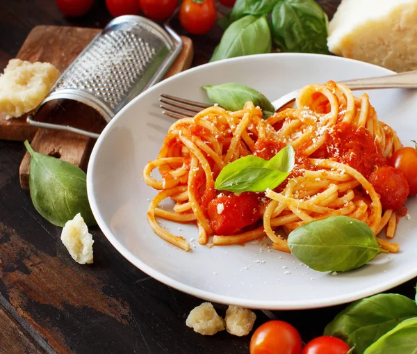 Spaghetti Pasta Met Tomatensaus Basilicum Kaas Een Houten Tafel — Stockfoto