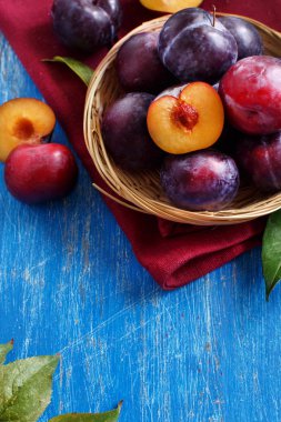 Ahşap bir masa yapraklarda ile taze erik yakın çekim