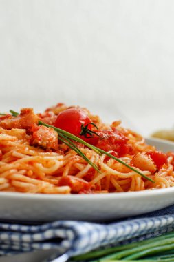 Spagetti alla amatriciana ahşap bir masa üzerinde Kapat