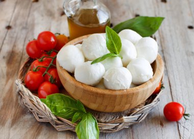 Domates, fesleğen ve zeytin yağı - İtalyan peynir mozzarella caprese salatası
