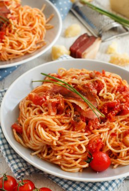 Spagetti alla amatriciana ahşap bir masa üzerinde Kapat