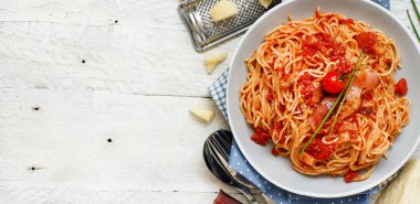 Spagetti alla amatriciana bir ahşap masa üstü görünümü