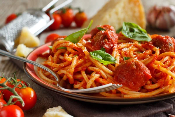 Pasta Mit Tomatensauce Und Frikadellen Auf Dunklem Hintergrund — Stockfoto