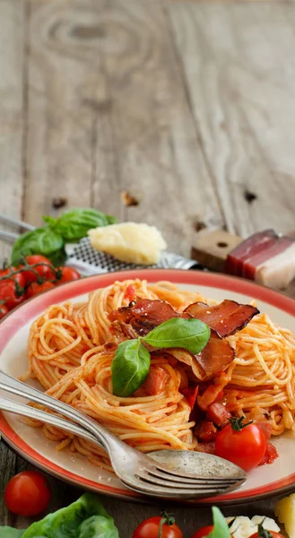 Espaguetis Allá Amatriciana Una Mesa Madera Vista Superior —  Fotos de Stock