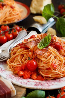 Spagetti alla amatriciana ahşap bir masa üzerinde Kapat