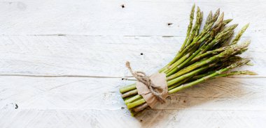 Taze çiğ kuşkonmaz spears beyaz bir tablo