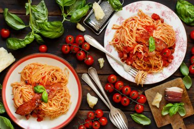 Spagetti alla amatriciana bir ahşap masa üstü görünümü