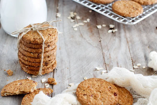 Σπιτικό Oatmeal Μπισκότα Γάλα Ένα Ξύλινο Τραπέζι Κοντινό Πλάνο — Φωτογραφία Αρχείου