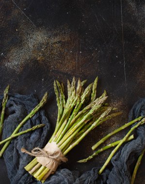 Taze çiğ kuşkonmaz spears karanlık bir tablo