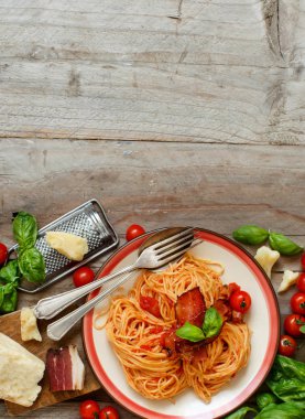 Spagetti alla amatriciana bir ahşap masa üstü görünümü