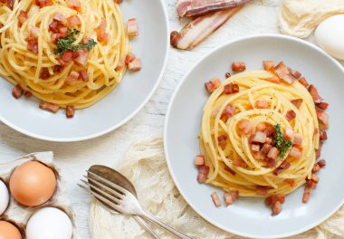 Geleneksel İtalyan yemeği spagetti carbonara sosis, yumurta ve peynir ile