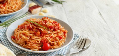 Spagetti alla amatriciana ahşap bir masa üzerinde Kapat