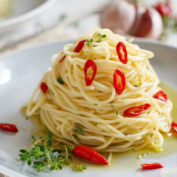 Spagetti Sarımsak Zeytinyağı Sıcak Kırmızı Biber Ile Yakın Çekim — Stok fotoğraf