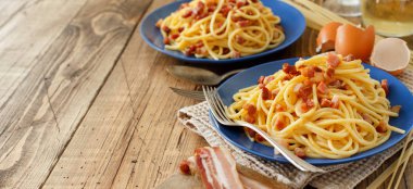Geleneksel İtalyan yemeği spagetti carbonara sosis, yumurta ve peynir ile