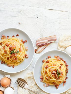 Geleneksel İtalyan yemeği spagetti carbonara sosis, yumurta ve peynir ile