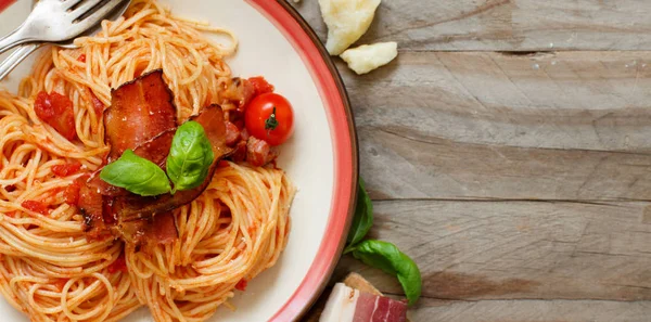 Spaghetti Alla Amatriciana Widok Drewniany Blat — Zdjęcie stockowe