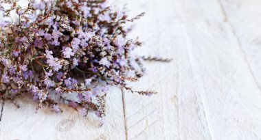 Ahşap arka plan üzerinde çiçekli bahar arka plan yakın çekim