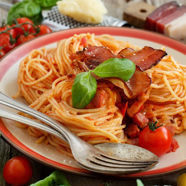 Espaguete Alla Amatriciana Uma Mesa Madeira Fechar — Fotografia de Stock