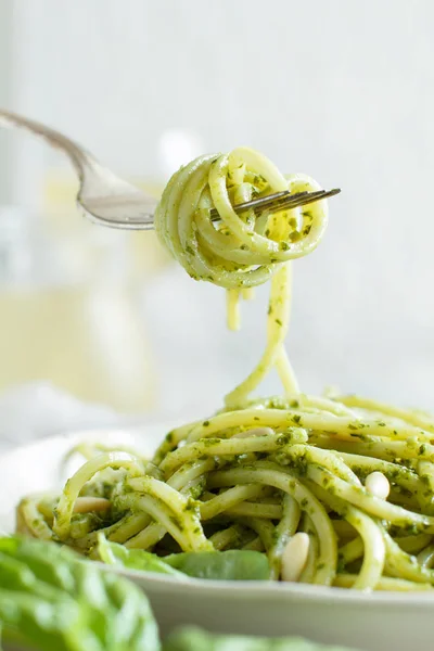 Massa Espaguete Com Molho Pesto Manjericão Pinhões Parmesão Perto — Fotografia de Stock