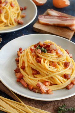 Geleneksel İtalyan yemeği spagetti carbonara sosis, yumurta ve peynir ile