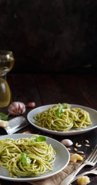 Spagetti makarna pesto sosu, fesleğen, çam fıstığı ve parmesan ile yakın çekim