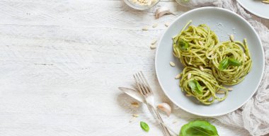 Spagetti Makarna ile pesto sosu, fesleğen, çam fıstığı ve parmesan üstten görünüm