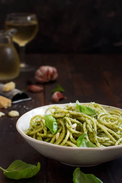 Pasta Spageti Dengan Saus Pesto Kemangi Kacang Pinus Dan Parmesan — Stok Foto