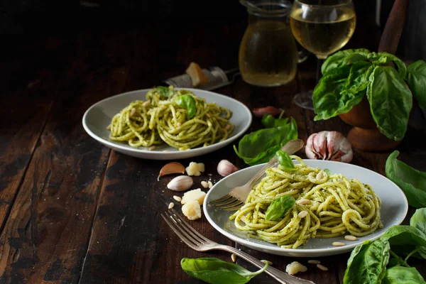 Massa Espaguete Com Molho Pesto Manjericão Pinhões Parmesão Perto — Fotografia de Stock