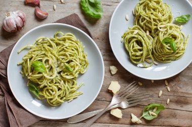Spagetti Makarna ile pesto sosu, fesleğen, çam fıstığı ve parmesan üstten görünüm