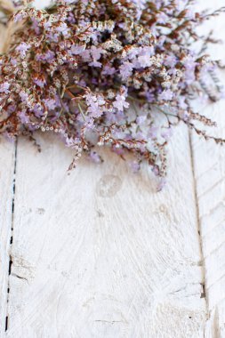 Ahşap arka plan üzerinde çiçekli bahar arka plan yakın çekim