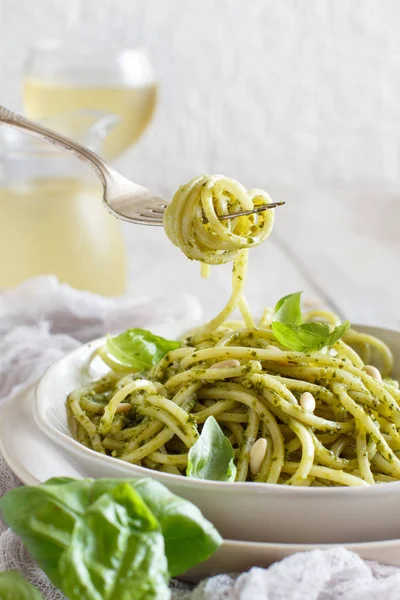 Pasta Espaguetis Con Salsa Pesto Albahaca Piñones Parmesano Cerca — Foto de Stock