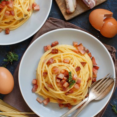 Geleneksel İtalyan yemeği spagetti carbonara sosis, yumurta ve peynir ile
