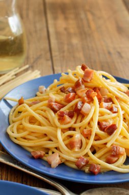 Geleneksel İtalyan yemeği spagetti carbonara sosis, yumurta ve peynir ile