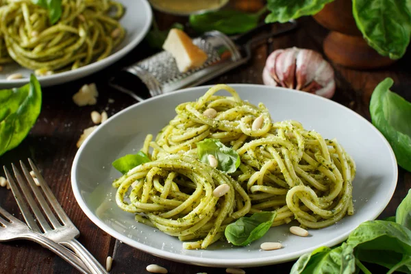 Spagetti makarna pesto sosu, fesleğen, çam fıstığı ve parmesan ile yakın çekim