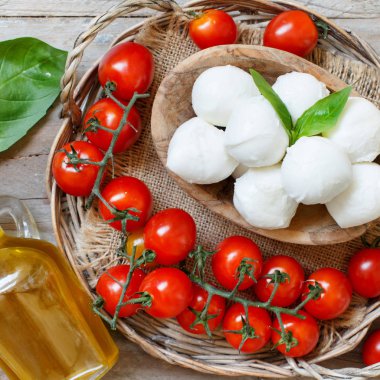 Domates, zeytin yağı ve otlar ile İtalyan peynir mozzarella 