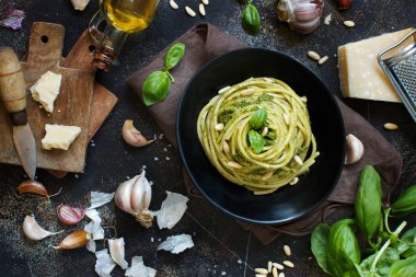 Spagetti makarna pesto sosu, fesleğen, çam fıstığı ve parmesan ile yakın çekim
