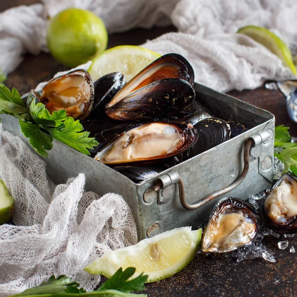 Fresh Raw Italian Mussels Lime Parsley — Stock Photo, Image