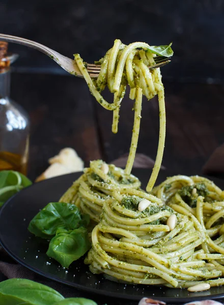 Spaghetti Pasta Pesto Sauce Basil Pine Nuts Parmesan Close — Stock Photo, Image