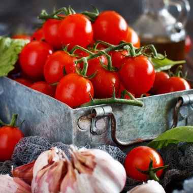 İtalyan domates sosu - Cherry domates, sarımsak, fesleğen ve zeytinyağı için malzemeler 