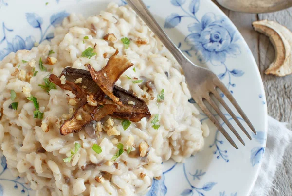 Risotto Mit Steinpilzen Auf Einem Blauen Teller Auf Einem Holztisch — Stockfoto