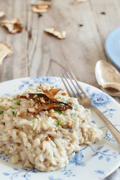 Risotto Med Karljohanssvamp Blå Tallrik Ett Träbord — Stockfoto