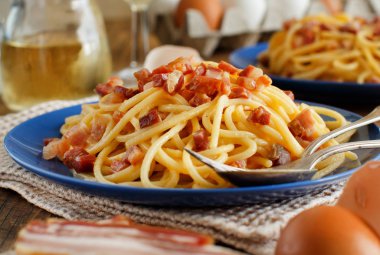 Geleneksel İtalyan yemeği spagetti carbonara sosis, yumurta ve peynir ile