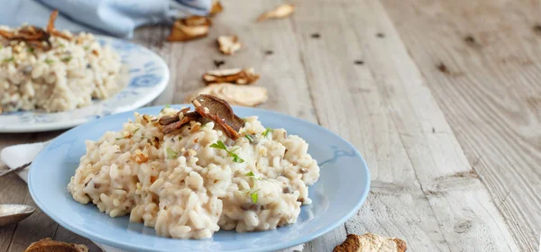 Risotto Med Karljohanssvamp Blå Tallrik Ett Träbord — Stockfoto