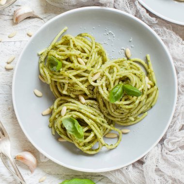 Spagetti Makarna ile pesto sosu, fesleğen, çam fıstığı ve parmesan üstten görünüm