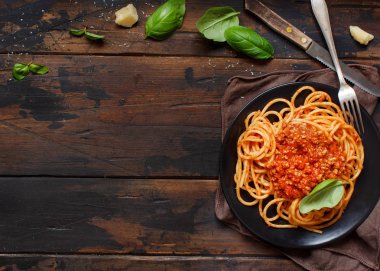 Bir karanlık masa üstü görünümde Bolonez soslu spagetti makarna