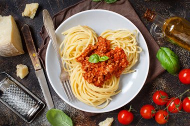 Bir karanlık masa üstü görünümde Bolonez soslu spagetti makarna