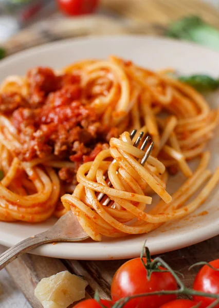 Pasta Espaguetis Con Salsa Boloñesa Una Mesa Oscura Cerca —  Fotos de Stock