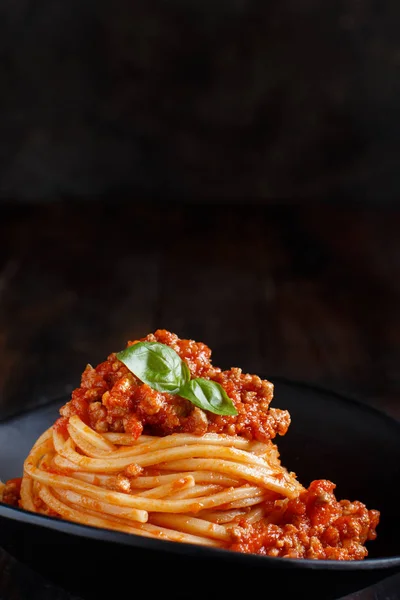 Pasta Espaguetis Con Salsa Boloñesa Una Mesa Oscura Cerca —  Fotos de Stock